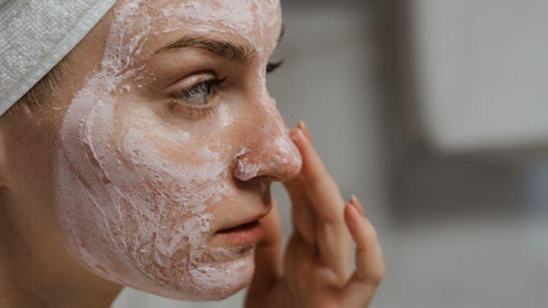 how to use face scrub