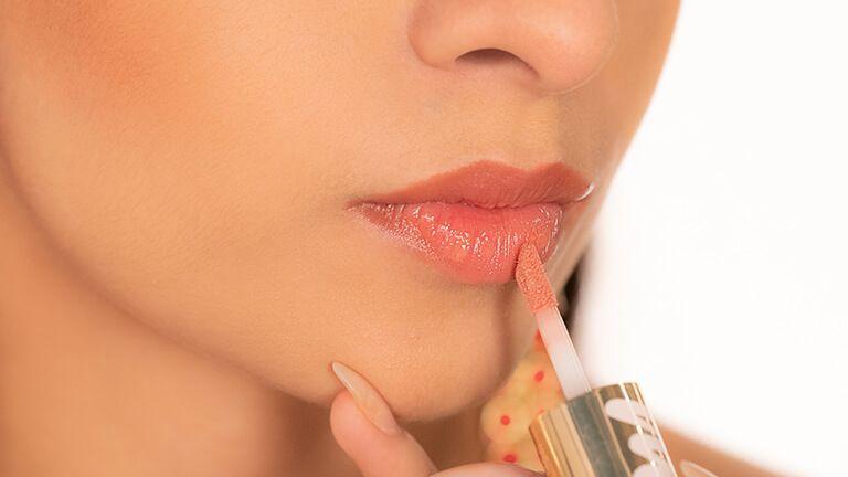 glossy-lips-are-back-on-the-beauty-scene.jpeg