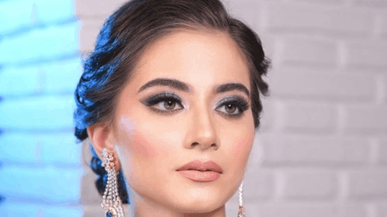 grey-saree-makeup-look.png