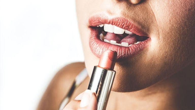 How-To-Apply-Lipstick.jpg