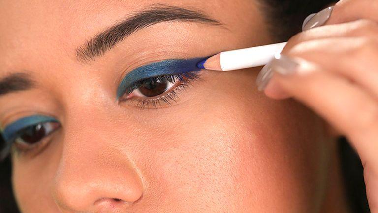 go-bold-with-the-coloured-eyeliner-trend_1.jpeg