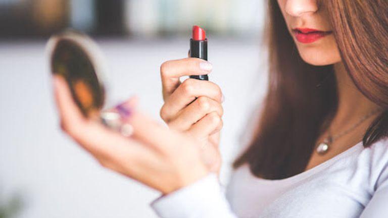 How to put lipstick